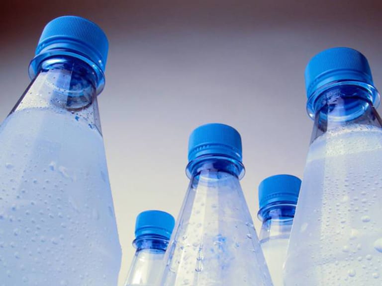 Im Ausland sollte man nur sicheres Wasser trinken