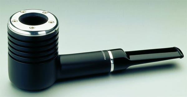 Die Porsche Design Pfeifen aus edlem Bruyèreholz, haben Kühlrippen, die eine größere Oberfläche schaffen, so dass die Pfeife beim Rauchen weniger heiß wird und der Tabak gleichzeitig milder schmeckt.