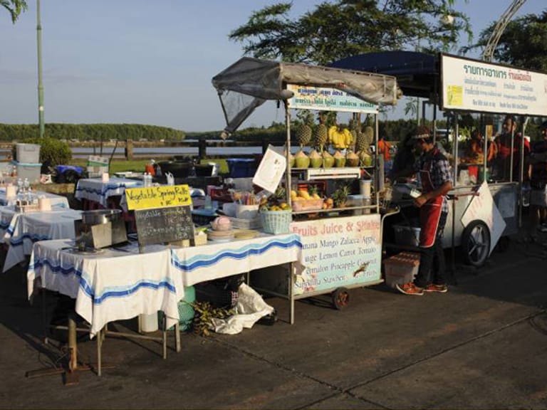 Ein Straßenhändlermarkt in Thailand