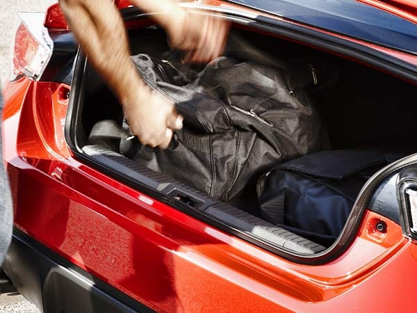 Der Kofferraum biete ein Ladevolumen von 243 Litern und lässt sich durch Umklappen der Sitze noch deutlich vergrößern.
