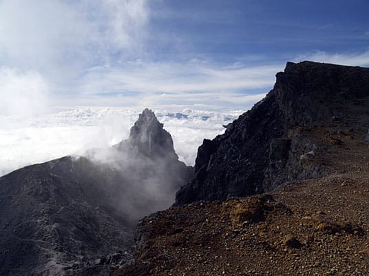 Vulkanlandschaft Sumatras: Mit einer gewaltigen Explosion ist vor rund 75.000 Jahren die Insel Samosir entstanden. Vulkanlandschaft Sumatras: Mit einer gewaltigen Explosion ist vor rund 75.000 Jahren die Insel Samosir entstanden.