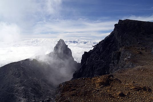 Vulkanlandschaft Sumatras: Mit einer gewaltigen Explosion ist vor rund 75.000 Jahren die Insel Samosir entstanden.