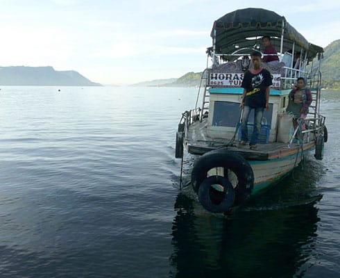 Ankunft auf Samosir: Mit einer kleinen Fähre geht es vom Festland auf die Insel im Toba-See.