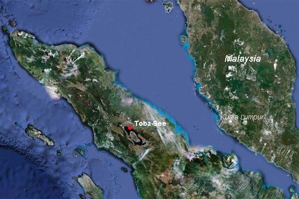 Der Toba-See liegt im Norden von Sumatra, welches zu Indonesien gehört.