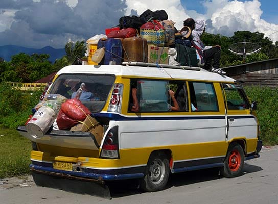 Öffentlicher Nahverkehr in Indondesien: Mit vollgepackten Kleinbussen geht es auf die Reise. Selbst die Dachfläche wird maximal ausgenutzt.
