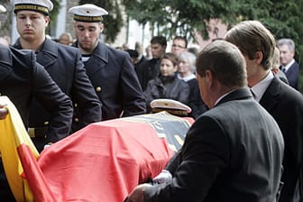 Die letzte Ehre: Kameraden und Freunde tragen den Sarg der toten Matrosin Jenny Böken