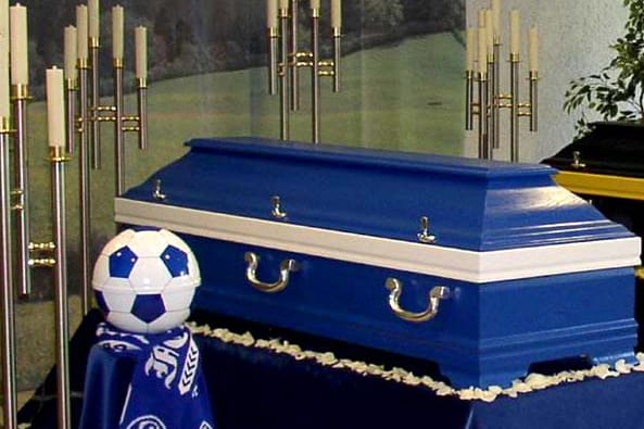 Urnen und Särge in den Schalker Farben gibt es bereits, bald wohl auch die dazu "passende" Ruhestätte.