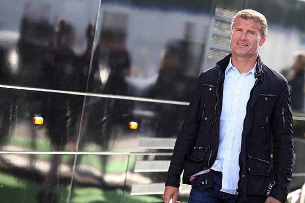 Ex-Formel-1-Pilot David Coulthard schlendert durchs Fahrerlager.