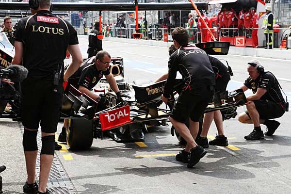 Die Lotus-Crew beim Boxenstopp. Die Lotus-Crew beim Boxenstopp.