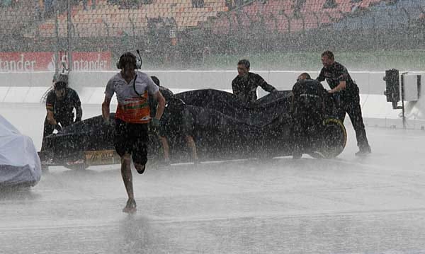 Kurz vor Ende des dritten Trainings setzte starker Regen ein.