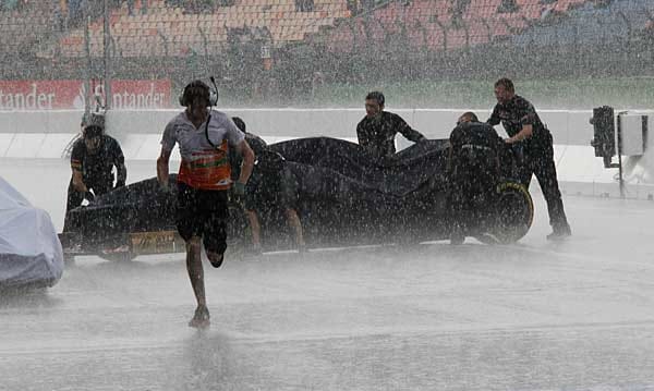 Kurz vor Ende des dritten Trainings setzte starker Regen ein. Kurz vor Ende des dritten Trainings setzte starker Regen ein.