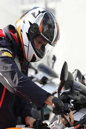 Sebastian Vettel kommt auf einem Motorroller zur Arbeit.
