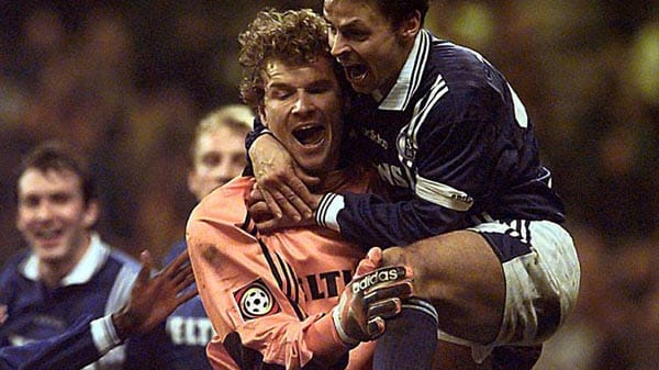 Schalke-Torwart Jens Lehmann lässt sich nach seinem Kopfballtreffer gegen Rivale Dortmund von seinem Mitspieler Olaf Thon feiern. Schalke-Torwart Jens Lehmann lässt sich nach seinem Kopfballtreffer gegen Rivale Dortmund von seinem Mitspieler Olaf Thon feiern.