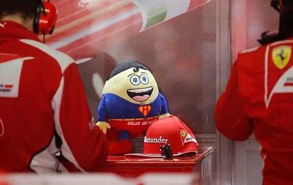 Lustig: Fernando Alonsos Maskottchen sitzt auf einem Schrank in der Ferrari-Box.