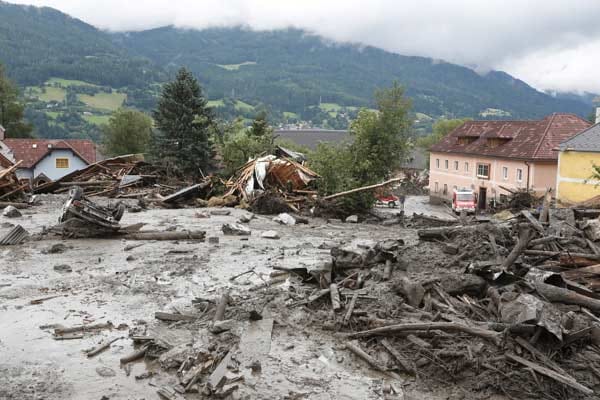 Die österreichische Ortschaft St. Lorenzen in der Steiermark wird durch eine Schlammlawine völlig verwüstet. Die österreichische Ortschaft St. Lorenzen in der Steiermark wird durch eine Schlammlawine völlig verwüstet.