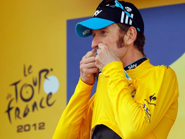 Ein Küsschen vom Sieger: Bradley Wiggins herzte sein Gelbes Trikot, das er jetzt nur noch letzten 120 Tour-Kilometer nach Paris tragen muss.