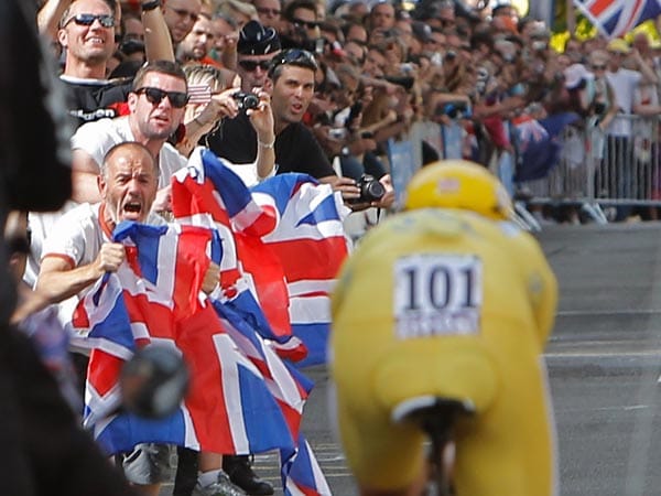 Rule britannia: Zahlreiche Fans unterstützen Bradley Wiggins auf seiner historischen Fahrt zum ersten britischen Toursieg.