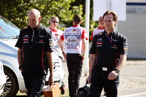 Da war die Welt noch in Ordnung: Red-Bull-Teamchef Christian Horner (re.) und Chefdesigner Adrian Newey kommen zur Arbeit.