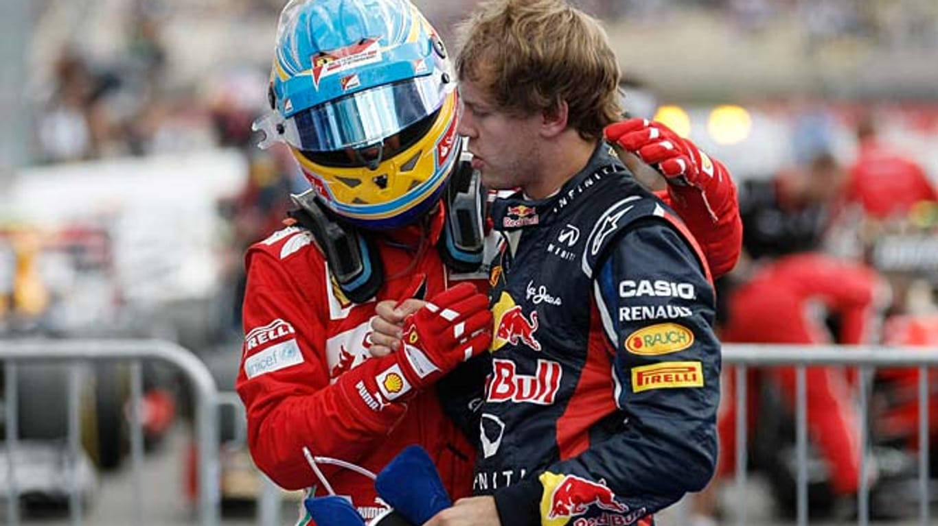Shakehands nach dem Rennen: Fernando Alonso (li.) und Sebastian Vettel.