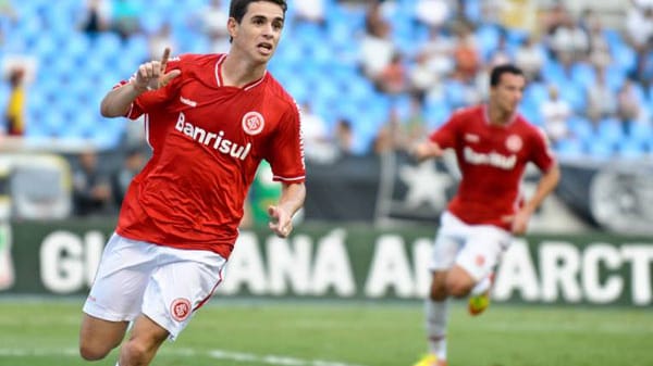 Oscar gilt als Riesentalent und steht vor einem Wechsel zum FC Chelsea. Nach dem olympischen Fußballturnier soll es für den 20-jährigen Brasilianer soweit sein. Den Medizincheck hat der zentrale Mittelfeldspieler bereits absolviert, die Ablösesumme soll bei knapp 30 Millionen Euro liegen.