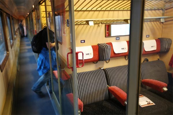 Die Sitzplatzreservierung ist beim HKX im Ticketpreis inklusive, die Fahrt Köln-Hamburg kostet 20 bis 60 Euro.