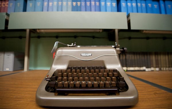 Ein Prachtstück ist diese alte Schreibmaschine, die im Gebäude steht.