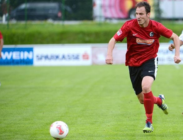 Platz 16: Der SC Freiburg darf sich über den Klassenerhalt freuen. Zumindest bei den Trikot-Einnahmen lassen die Breisgauer drei Klubs hinter sich. Der Konzern Ehrmann zahlt 2,5 Millionen Euro. Platz 16: Der SC Freiburg darf sich über den Klassenerhalt freuen. Zumindest bei den Trikot-Einnahmen lassen die Breisgauer drei Klubs hinter sich. Der Konzern Ehrmann zahlt 2,5 Millionen Euro.