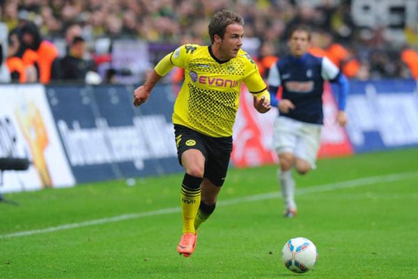 Mario Götze hat mit 20 Jahren bereits zwei Mal die Deutsche Meisterschaft und ein Mal den Pokalsieg mit Borussia Dortmund gefeiert. Der Mittelfeldspieler gilt als größtes deutsches Talent und hat auch in der Nationalmannschaft überzeugen können. Im letzten halben Jahr warf ihn eine Schambeinentzündung etwas zurück.