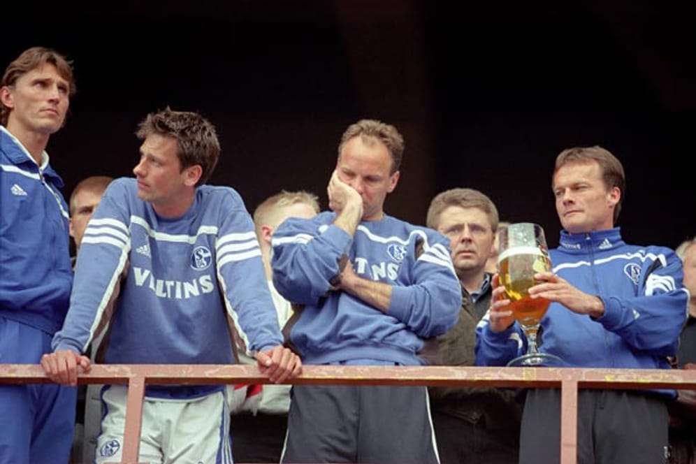 Das Meisterbier war bereits gezapft, am Ende regiert jedoch tiefe Trauer: Schalke 04 nach der knapp verpassten Meisterschaft 2001.