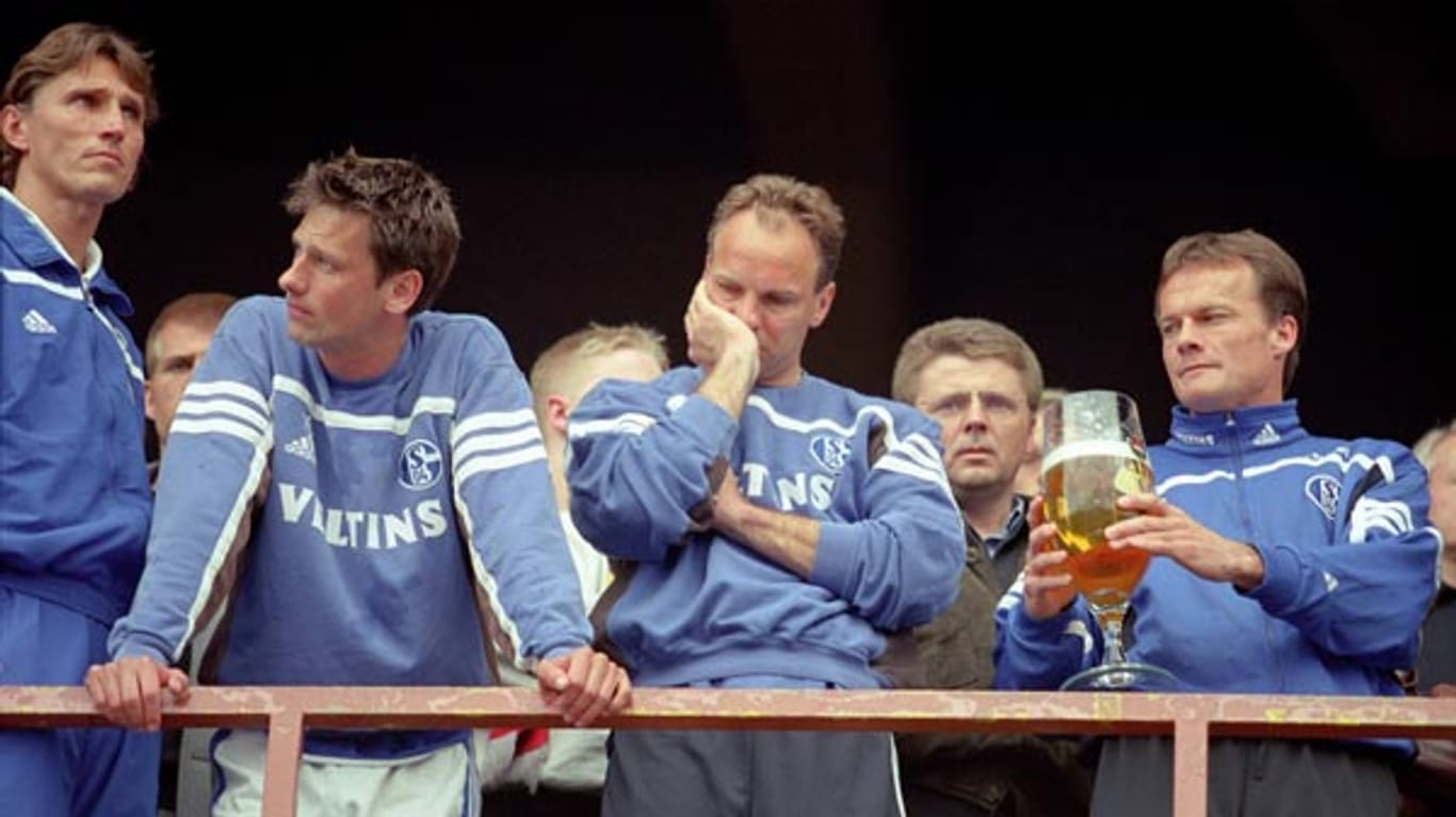 Das Meisterbier war bereits gezapft, am Ende regiert jedoch tiefe Trauer: Schalke 04 nach der knapp verpassten Meisterschaft 2001.