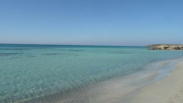 Allein durch einen breiten Sandstreifen mit der Westküste Kretas verbunden, erhebt sich die kleine Insel Elafonisi aus dem Mittelmeer. Ihr Name bedeutet Hirsch-Insel. An ihrer Südostküste befinden sich zwischen sanft geschwungenen Dünen flach abfallende Sandstrände. Verbunden mit glasklarem Wasser beschert ein Aufenthalt aus Elafonisi Badestunden mit karibischer Note.