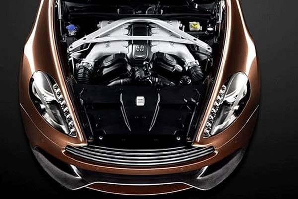Der neue Aston Martin Vanquish kommt mit einem sechs Liter großen V12, der 573 PS leistet. Der Supersportwagen ist 250.000 Euro teuer.
