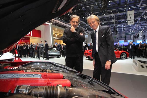 Sergio Marchionne und Luca di Montezemolo blicken auf den Zwölfender im neuen Ferrari F12 Berlinetta. Der V12 im Supersportler leistet 740 PS und 690 Newtonmeter.
