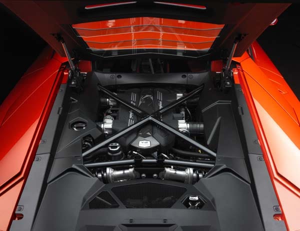 Gut versteckt ist das Zwölfzylinder-Triebwerk im Lamborghini Aventador. Der V12-Mittelmotor mit 6,5 Litern Hubraum leistet 700 PS und 690 Newtonmeter maximales Drehmoment.