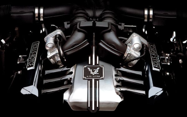 Im Rolls-Royce Phantom summt ein 6,75 Liter großer V12 von BMW, dessen Leistung 460 PS beträgt.