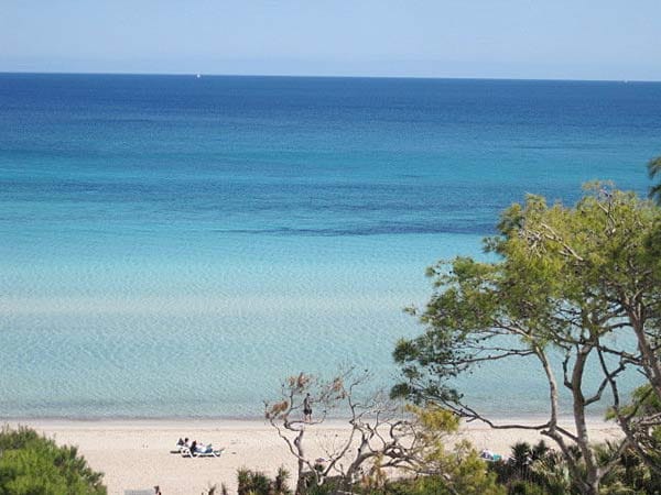 Die beliebteste Insel ist Mallorca. Die sonnige Insel, die schon Chopin und Miro inspirierte, bezaubert vor allem mit ihren abwechslungsreichen Buchten und Stränden.