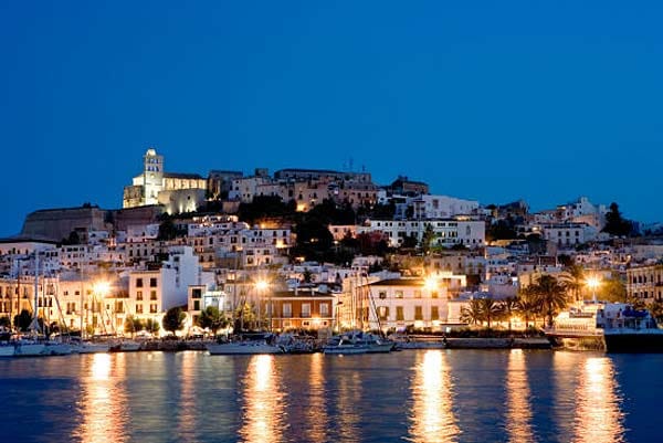 Ibiza reizt mit herrlichen Landschaften, abgelegenen Stränden, schicken Hotels, erlesenen Restaurants und einer von der UNESCO ausgezeichneten Altstadt. Das ergab Platz vier im Ranking.