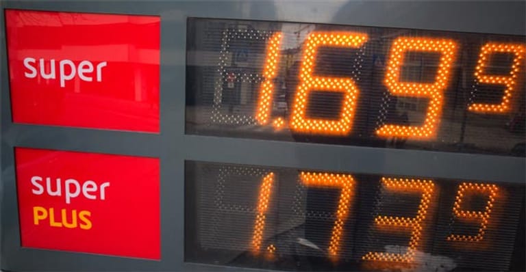 Die Preise für Benzin haben sich in den vergangenen 20 Jahren mehr als verdoppelt. Dementsprechend arbeitet man für eine Tankfüllung heute 5 Stunden – fast 2 Stunden länger als 1991