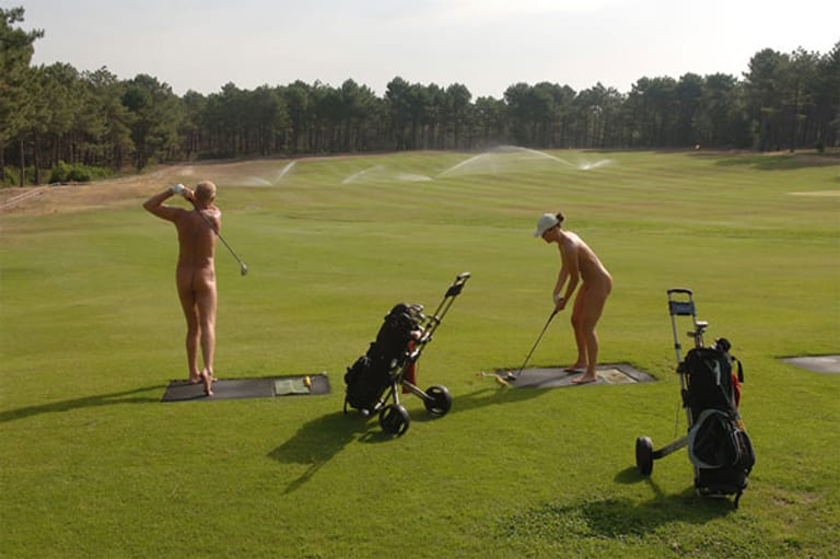 Golf mal ganz ohne feinen Dresscode: Im Resort "La Jenny" in der Nähe von Bordeaux können die Sportler nackt spielen.