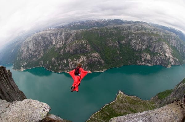 Für diejenigen, die lieber hoch hinaus wollen, ist Base-Jumping eine gute Idee. Hierbei wird von einem festen Objekt, beispielsweise einem Berg, abgesprungen, die Aussicht genossen und mit einem Fallschirm gelandet.