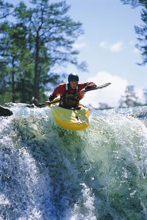 Einen Adrenalinschub bekommt man sicherlich auch, wenn man sich mit einem Kajak einen reißenden Fluss hinunter wagt.