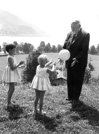 Liebevoller Opa: Der CDU-Politiker Ludwig Erhard, Kanzler von 1963 bis 1966, zeigte sich im Sommer 1959 beim Ballspielen mit seinen Enkelinnen am Tegernsee.