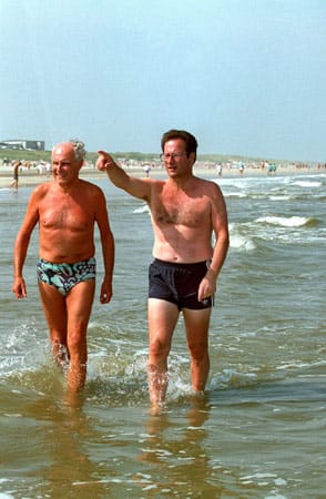Fesche Außenminister: FDP-Mann Klaus Kinkel gab sich 1994 auf der Nordseeinsel Juist gemeinsam mit seinem Schweizer Amtskollegen Flavio Cotti freizügig.