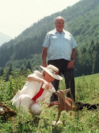 Altkanzler-Idyll: Helmut Kohl 1994 im Sommerurlaub am Wolfgangsee mit Gattin Hannelore und Rehkitz.