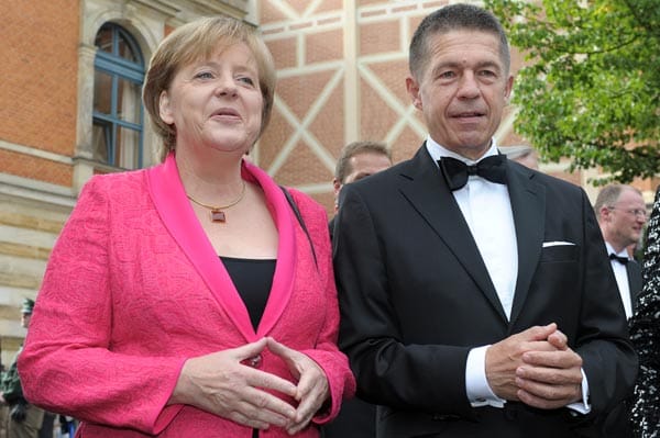 Bayreuth-Freuden: Kanzlerin Angela Merkel mag keine Urlaubsfotos - aber die Schnappschüsse von ihr und Gatte Joachim Sauer beim allsommerlichen Besuch der Wagner-Festspiele auf dem Hügel lassen sich nicht vermeiden.