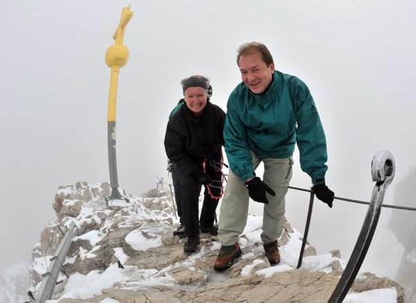 Gipfelstürmer: CSU-Generalsekretär Alexander Dobrindt posiert in der Sommerpause gerne auf der Zugspitze, gerne auch mit Wanderfreunden wie Bundesforschungsministerin Annette Schavan.