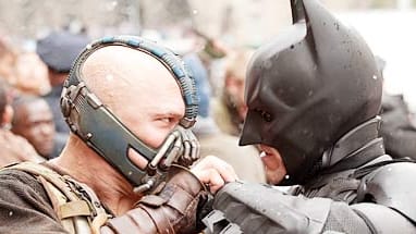 Das härteste Duell des "Dunklen Ritters": Batman (Christian Bale) legt sich mit Bane (Tom Hardy).