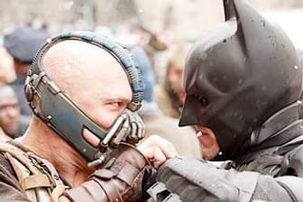 Das härteste Duell des "Dunklen Ritters": Batman (Christian Bale) legt sich mit Bane (Tom Hardy).
