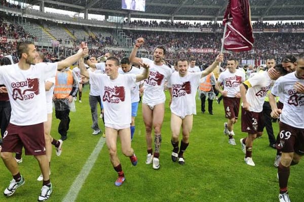 Mit dem Aufstieg des FC und der gleichzeitigen Juve-Meisterschaft gab es in Turin gleich doppelt Grund zum Feiern. Mit dem FC Turin kehrt somit nicht nur einer der größten Traditionsklubs Italiens in die Serie A zurück, sondern es lebt auch die älteste Stadtrivalität wieder auf - das "Derby della Mole", benannt nach dem Wahrzeichen Turins, 167,5 Meter hohen Antonelliana-Turm.