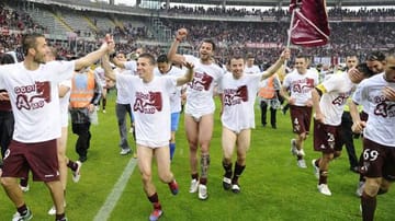 Mit dem Aufstieg des FC und der gleichzeitigen Juve-Meisterschaft gab es in Turin gleich doppelt Grund zum Feiern. Mit dem FC Turin kehrt somit nicht nur einer der größten Traditionsklubs Italiens in die Serie A zurück, sondern es lebt auch die älteste Stadtrivalität wieder auf - das "Derby della Mole", benannt nach dem Wahrzeichen Turins, 167,5 Meter hohen Antonelliana-Turm.